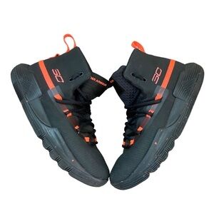 Under Armour Charged Boys Mid Top Athletic Shoes Size 1Y EUC